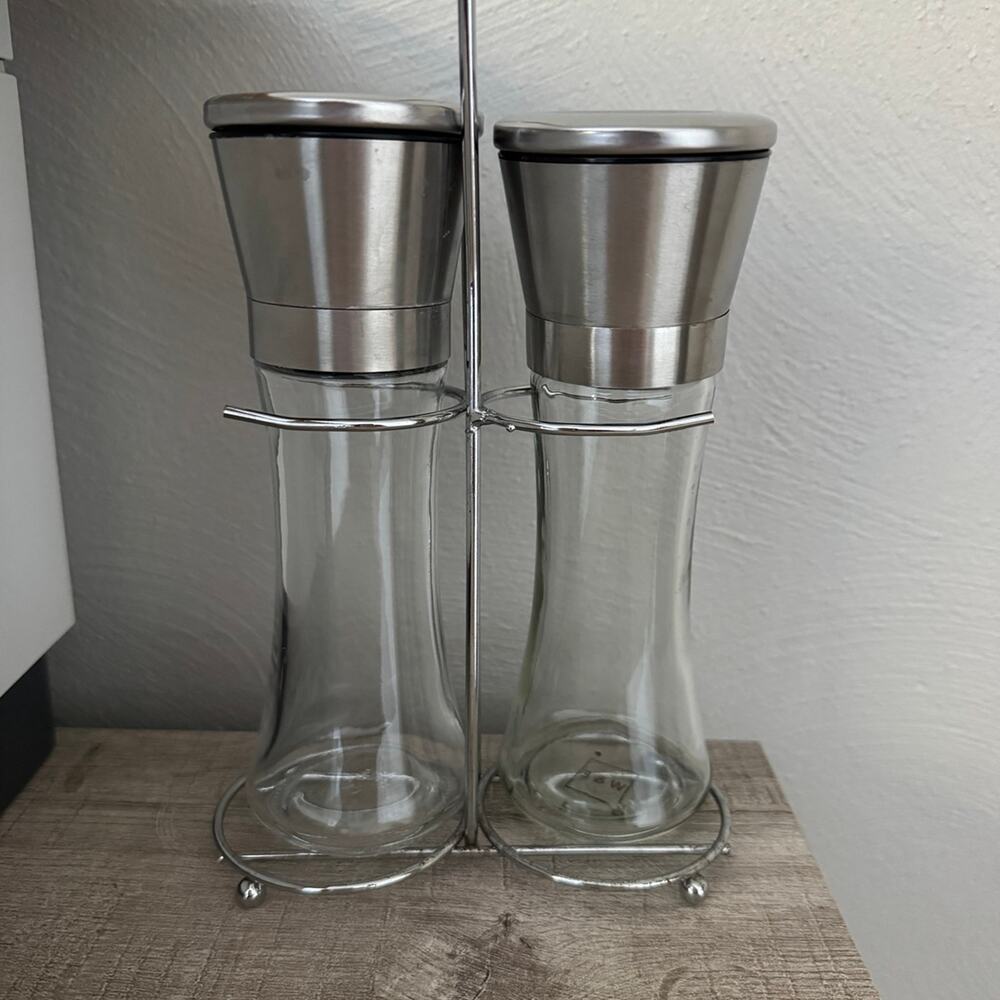 Salt and pepper grinder set